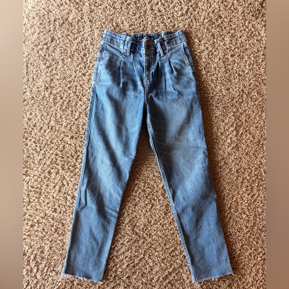 Hollister women’s curvy ultra high rise mom jean